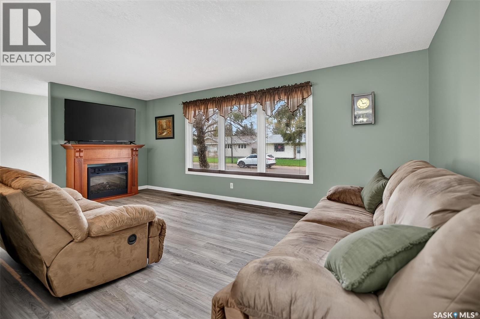 1227 Pascoe Drive E, Moose Jaw, SK - Indoor Photo Showing Living Room With Fireplace