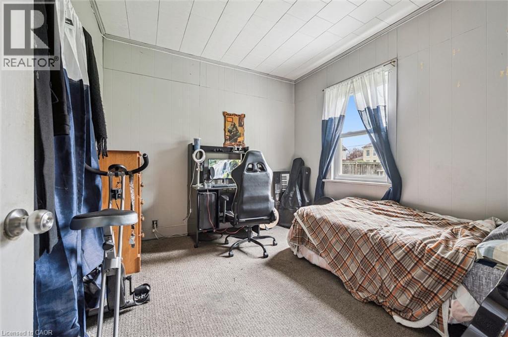 27 Roseview Avenue, Cambridge, ON - Indoor Photo Showing Bedroom