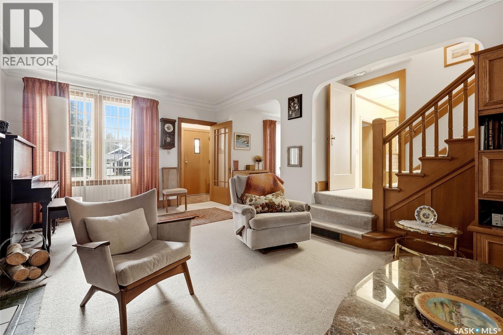 203 Angus Crescent, Regina, SK - Indoor Photo Showing Living Room