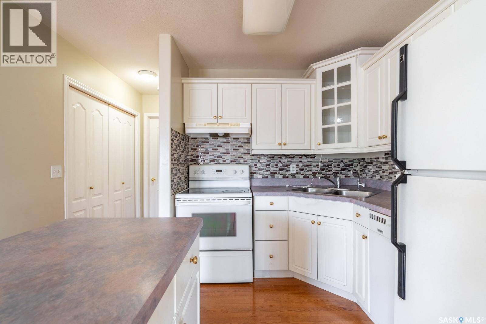3119 Truesdale Drive E, Regina, SK - Indoor Photo Showing Kitchen With Double Sink