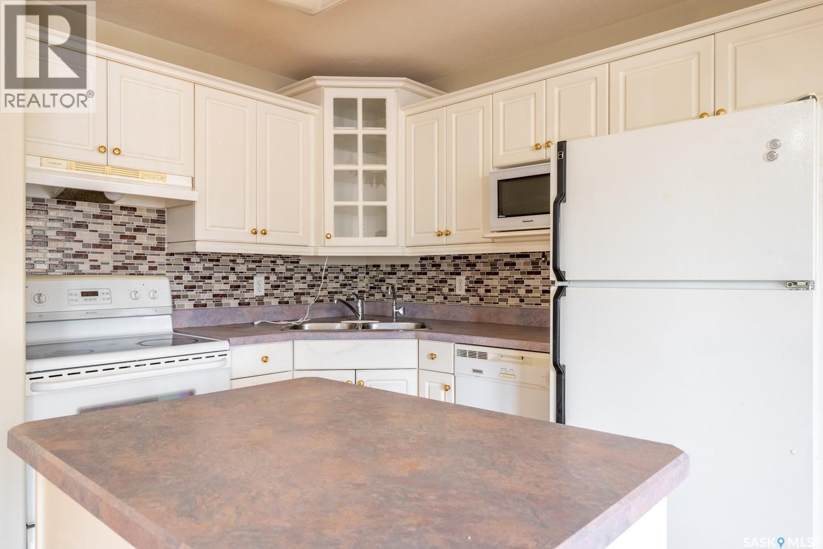 3119 Truesdale Drive E, Regina, SK - Indoor Photo Showing Kitchen With Double Sink