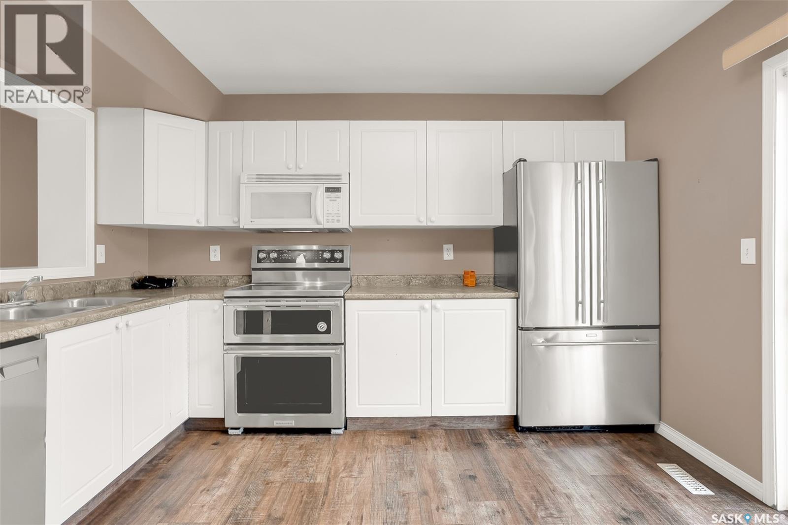 102 670 Kenderdine Road, Saskatoon, SK - Indoor Photo Showing Kitchen With Double Sink