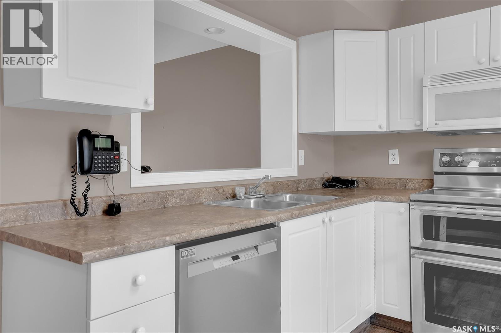102 670 Kenderdine Road, Saskatoon, SK - Indoor Photo Showing Kitchen With Double Sink