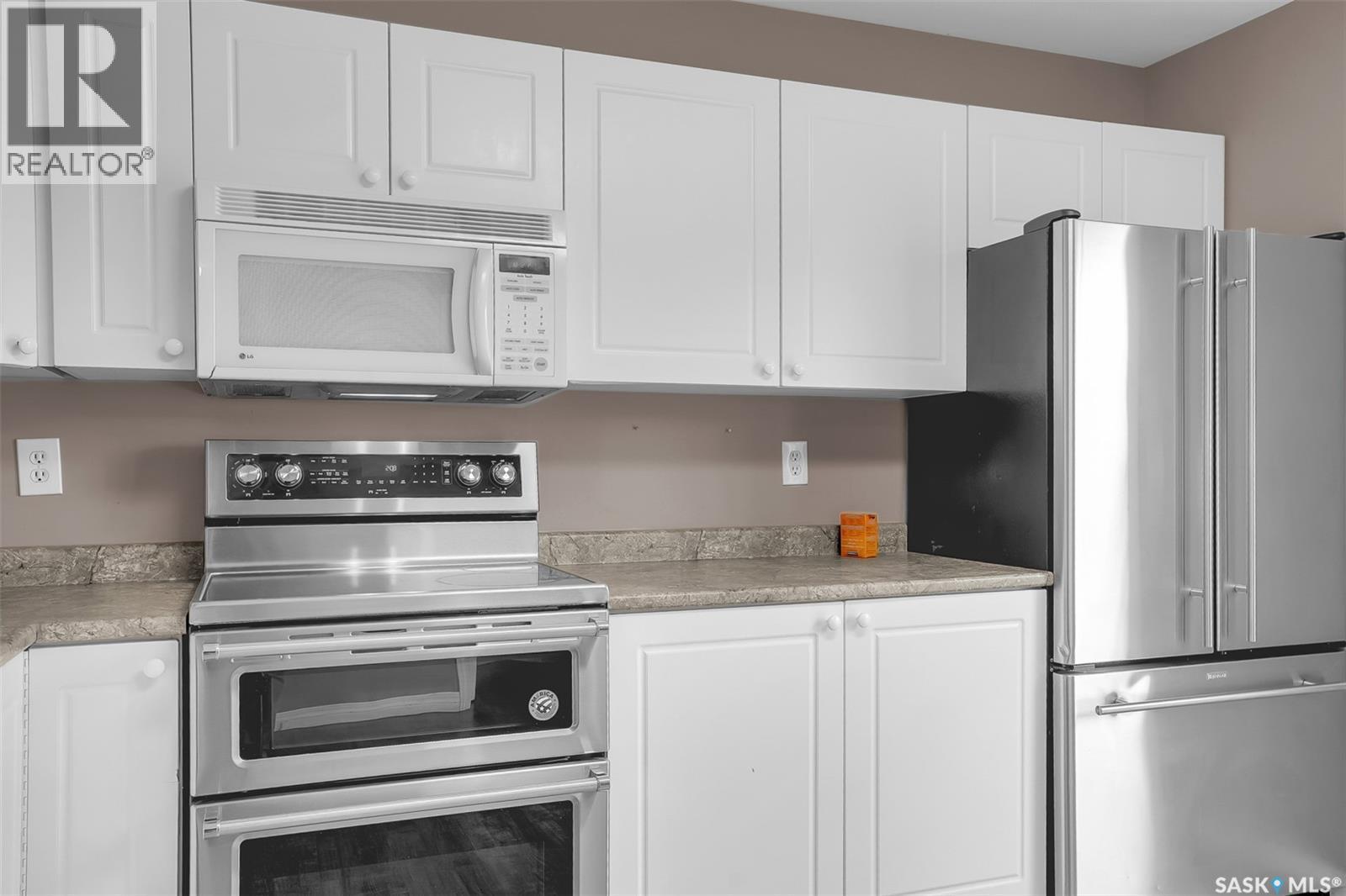 102 670 Kenderdine Road, Saskatoon, SK - Indoor Photo Showing Kitchen