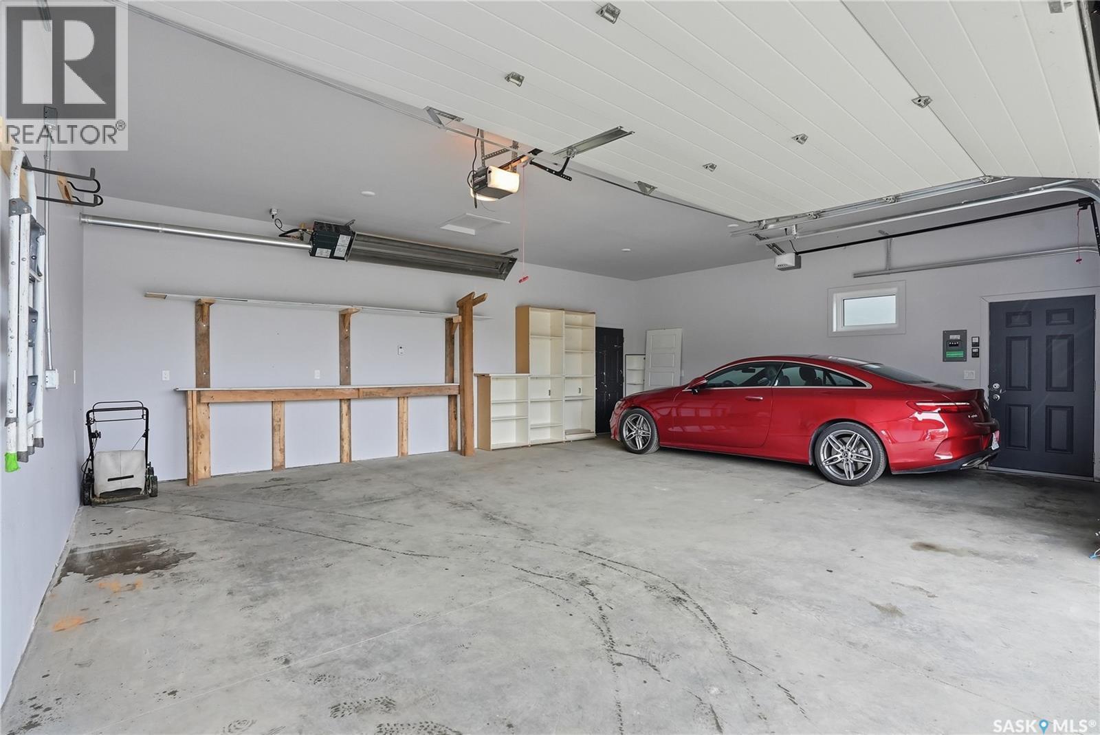 201 Adelaide Street E, Saskatoon, SK - Indoor Photo Showing Garage
