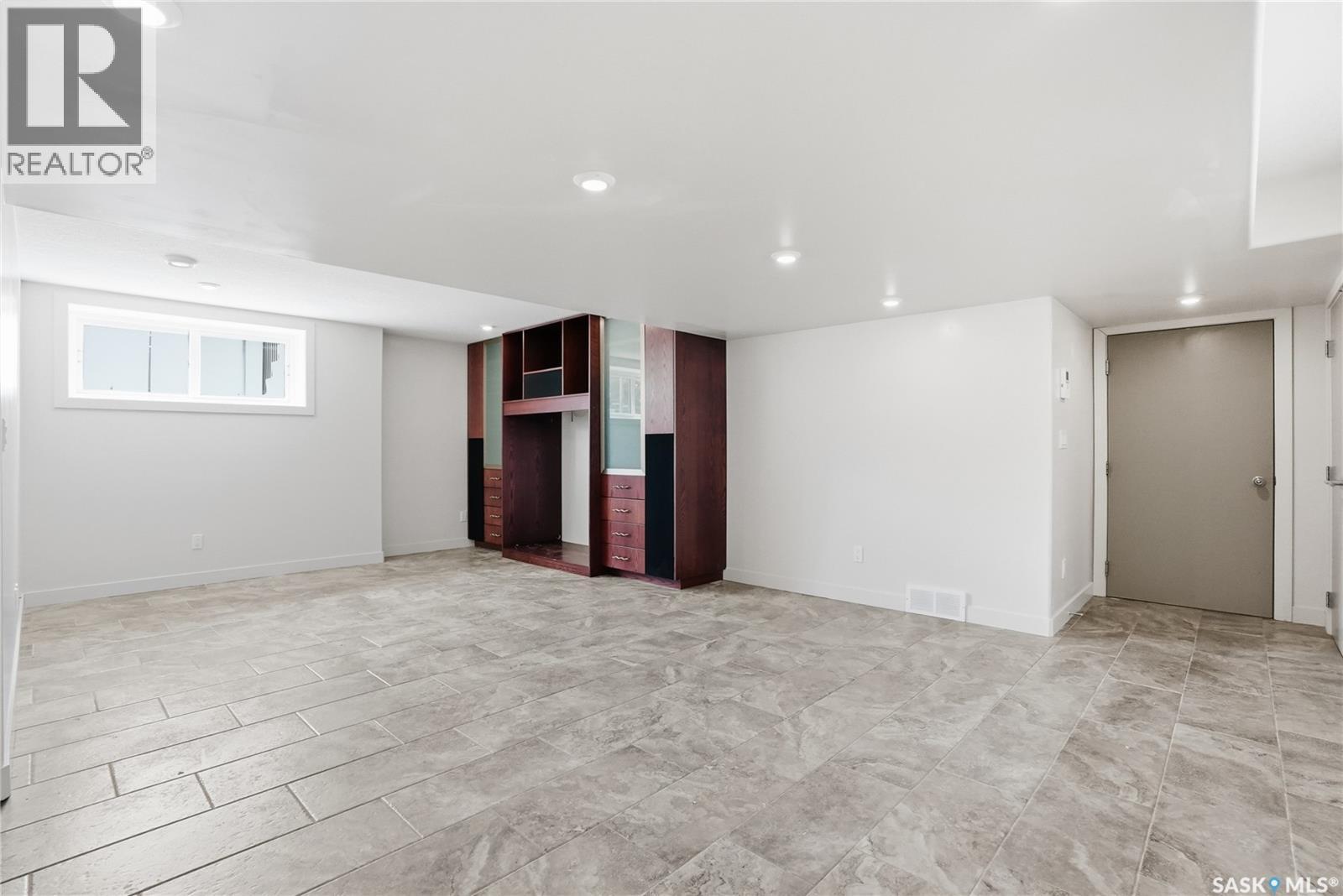 201 Adelaide Street E, Saskatoon, SK - Indoor