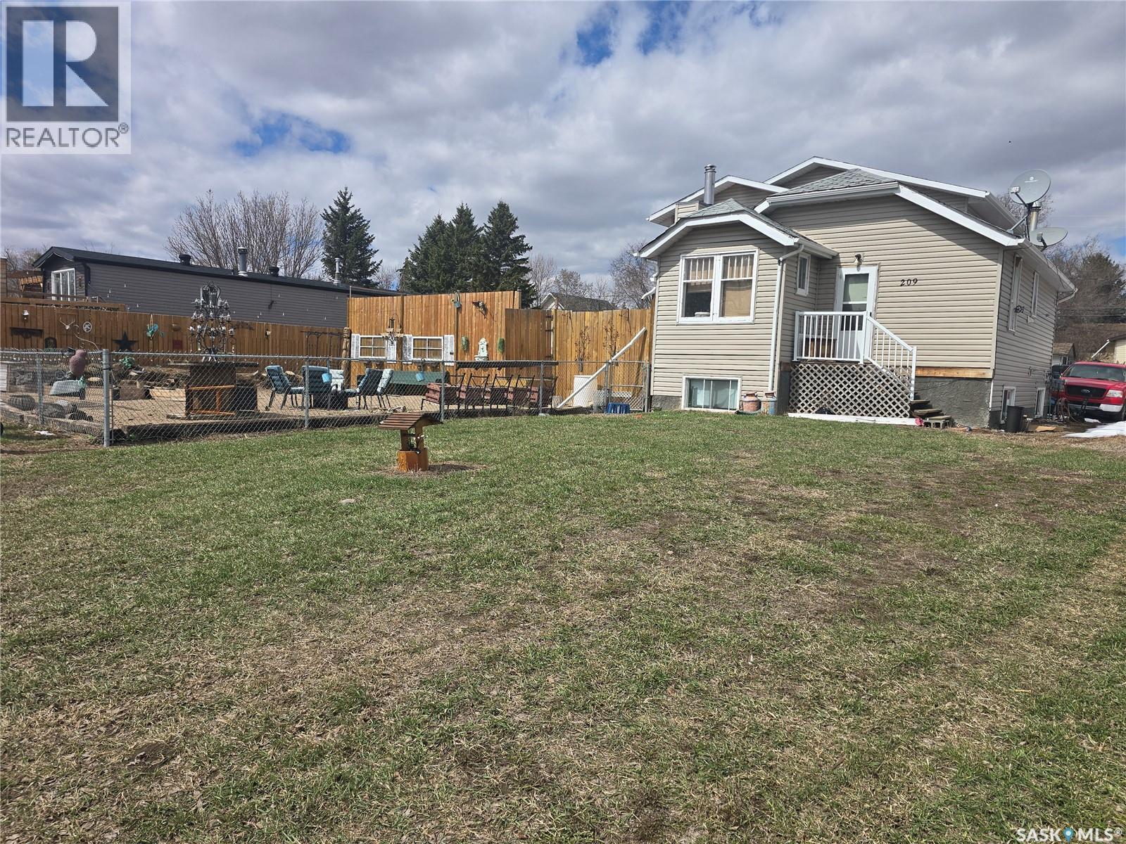 209 Allan Street, Dundurn, SK - Outdoor