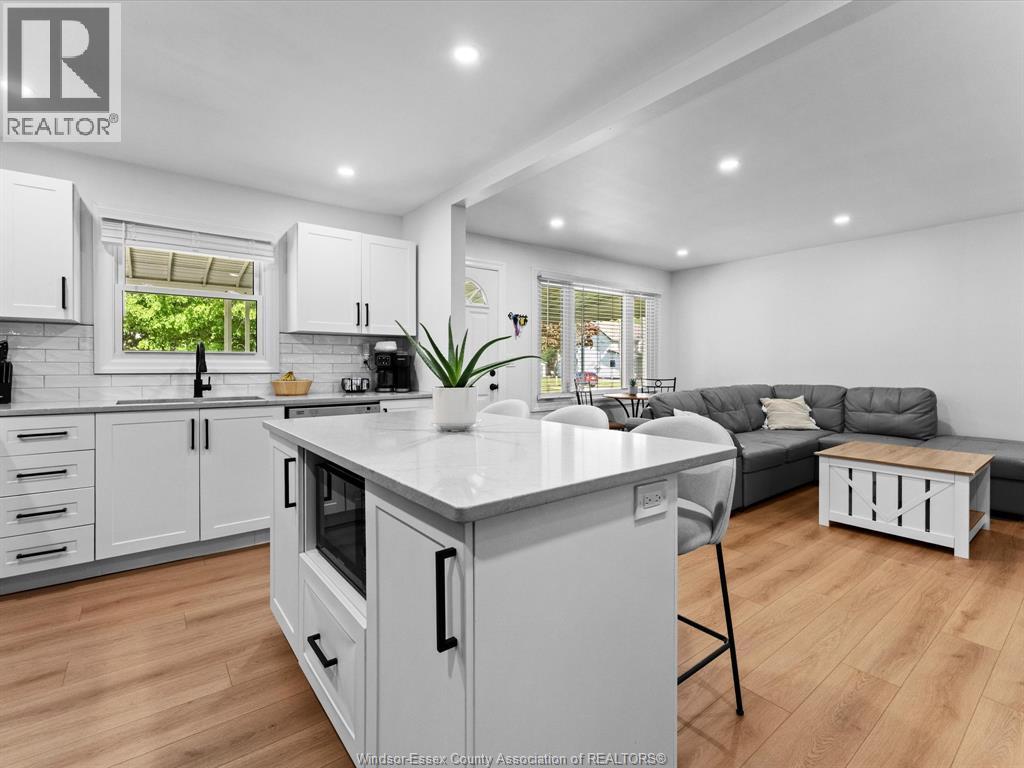 1733 Glendale, Windsor, ON - Indoor Photo Showing Kitchen With Upgraded Kitchen