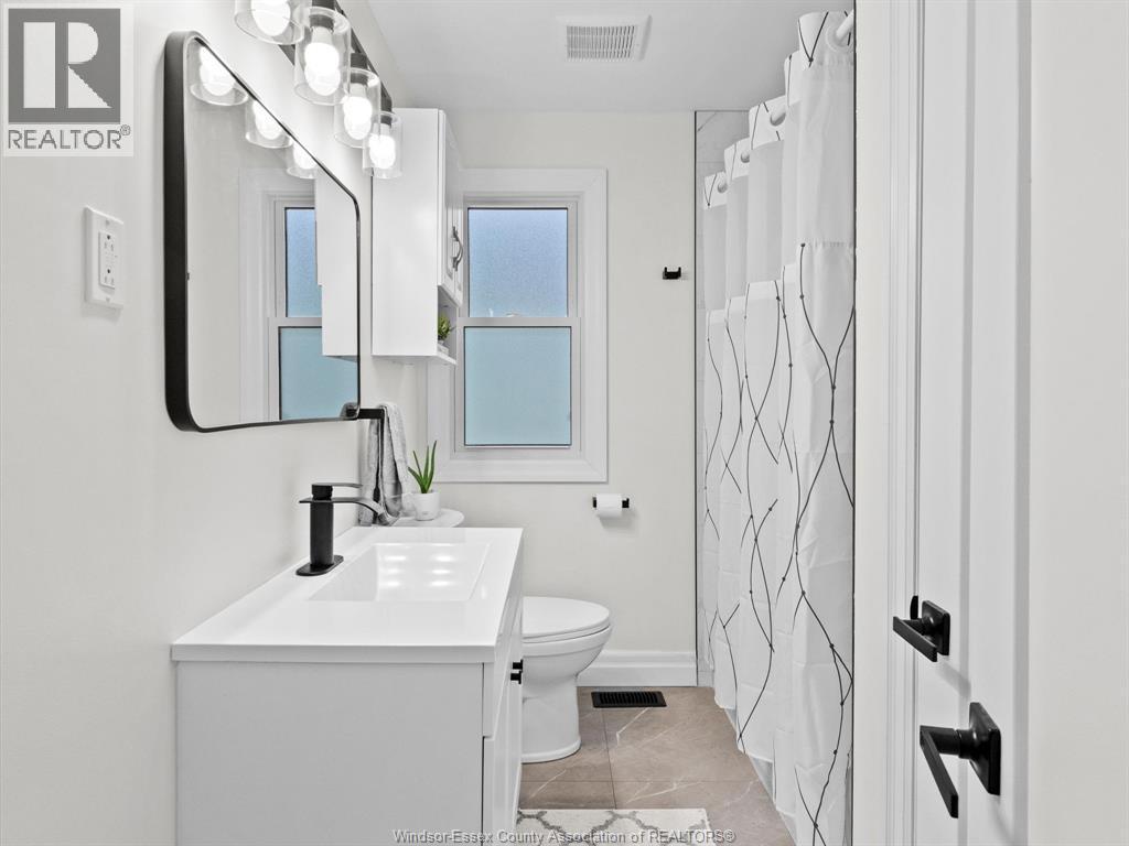1733 Glendale, Windsor, ON - Indoor Photo Showing Bathroom