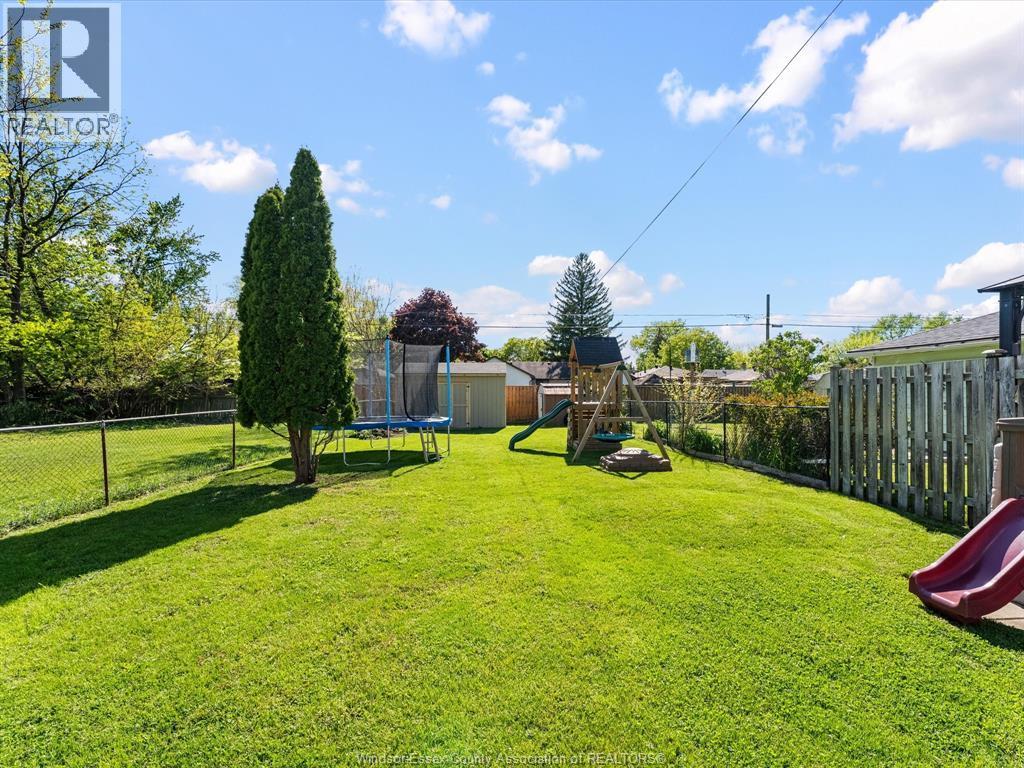 1733 Glendale, Windsor, ON - Outdoor With Backyard