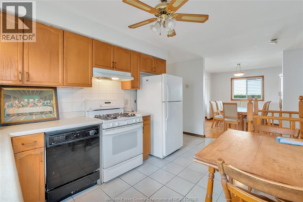 1042 Brookview Crescent, Windsor, ON - Indoor Photo Showing Kitchen