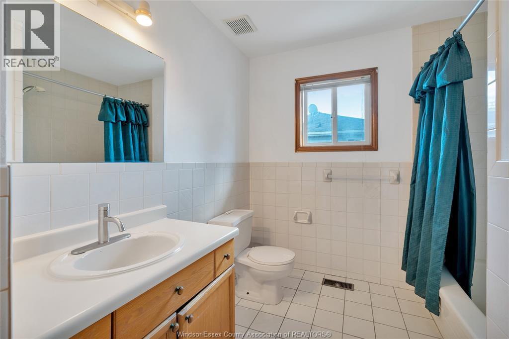 1042 Brookview Crescent, Windsor, ON - Indoor Photo Showing Bathroom