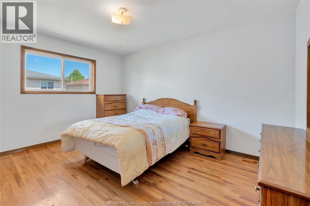 1042 Brookview Crescent, Windsor, ON - Indoor Photo Showing Bedroom