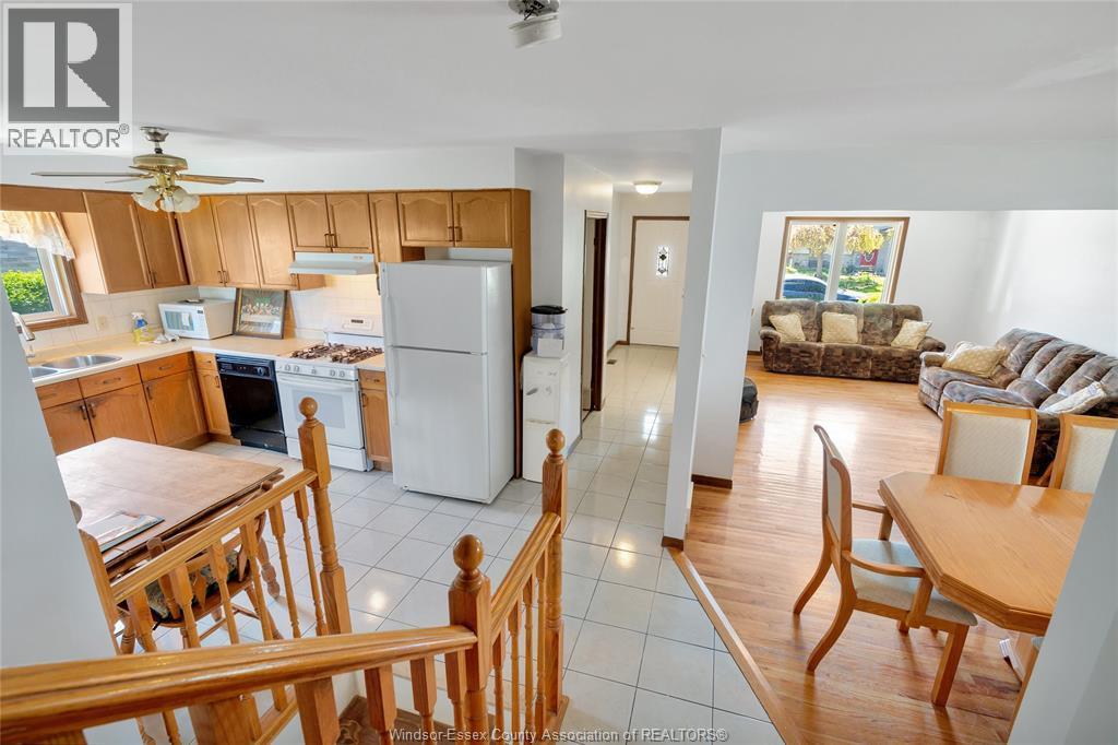 1042 Brookview Crescent, Windsor, ON - Indoor Photo Showing Kitchen With Double Sink