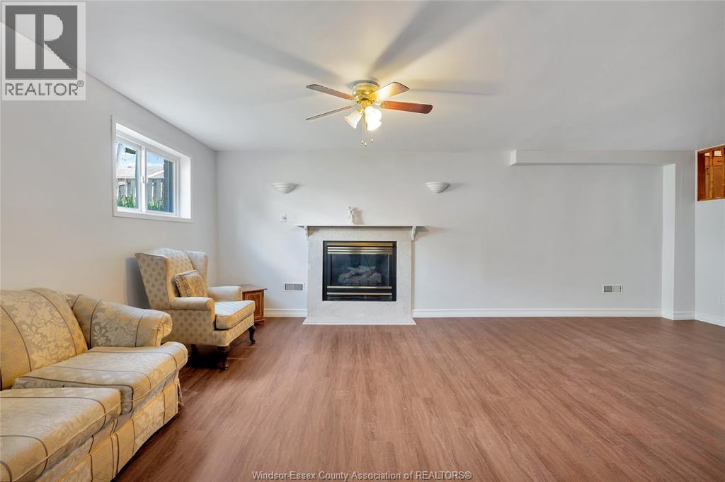 1042 Brookview Crescent, Windsor, ON - Indoor Photo Showing Living Room With Fireplace