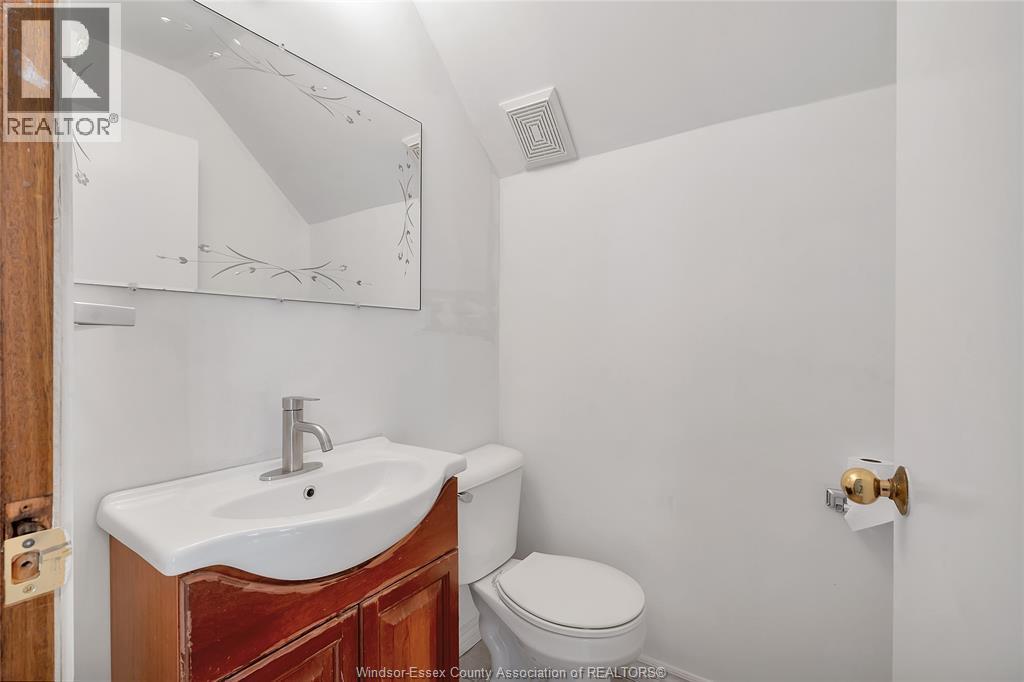 1042 Brookview Crescent, Windsor, ON - Indoor Photo Showing Bathroom