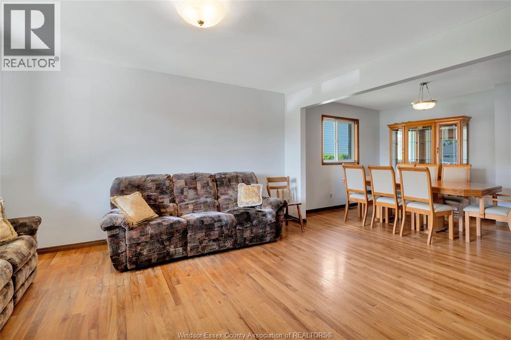 1042 Brookview Crescent, Windsor, ON - Indoor Photo Showing Living Room