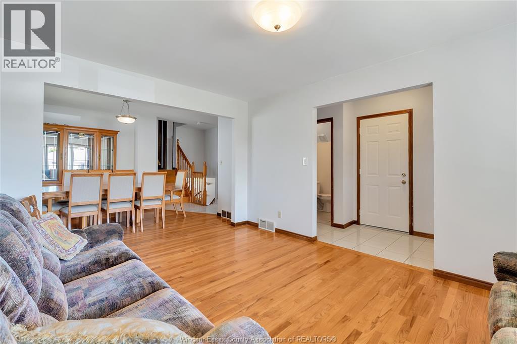 1042 Brookview Crescent, Windsor, ON - Indoor Photo Showing Living Room