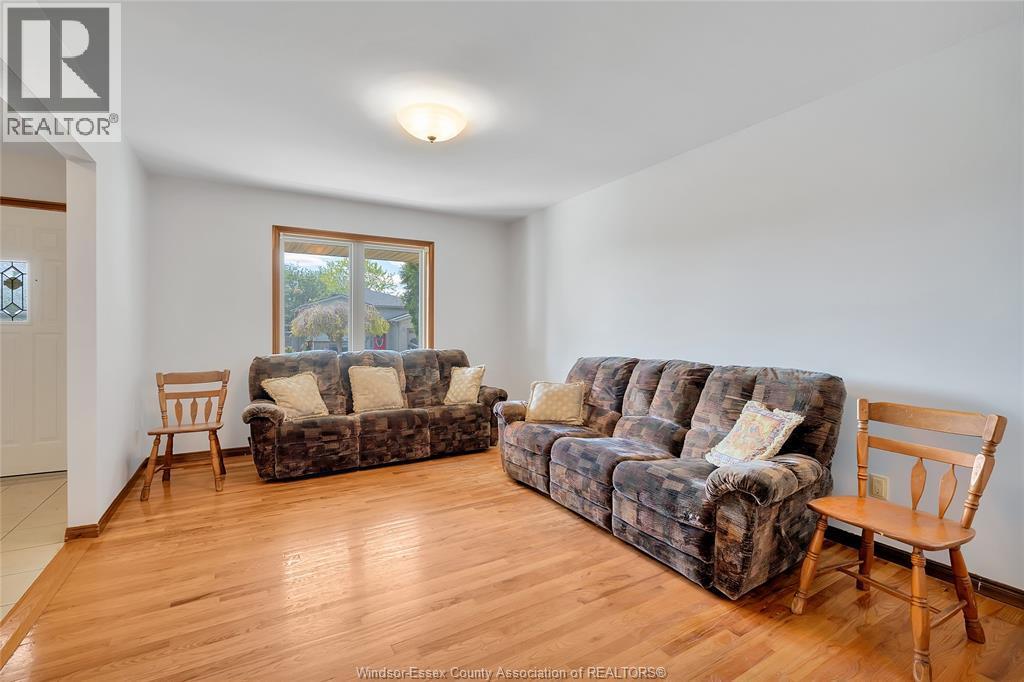 1042 Brookview Crescent, Windsor, ON - Indoor Photo Showing Living Room