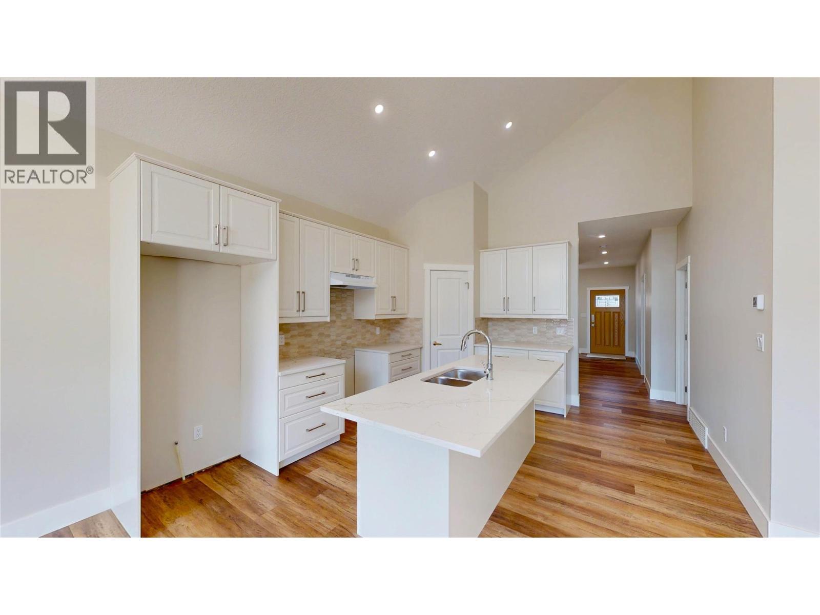 4868 Riverview Drive Unit# 118, Edgewater, BC - Indoor Photo Showing Kitchen With Double Sink