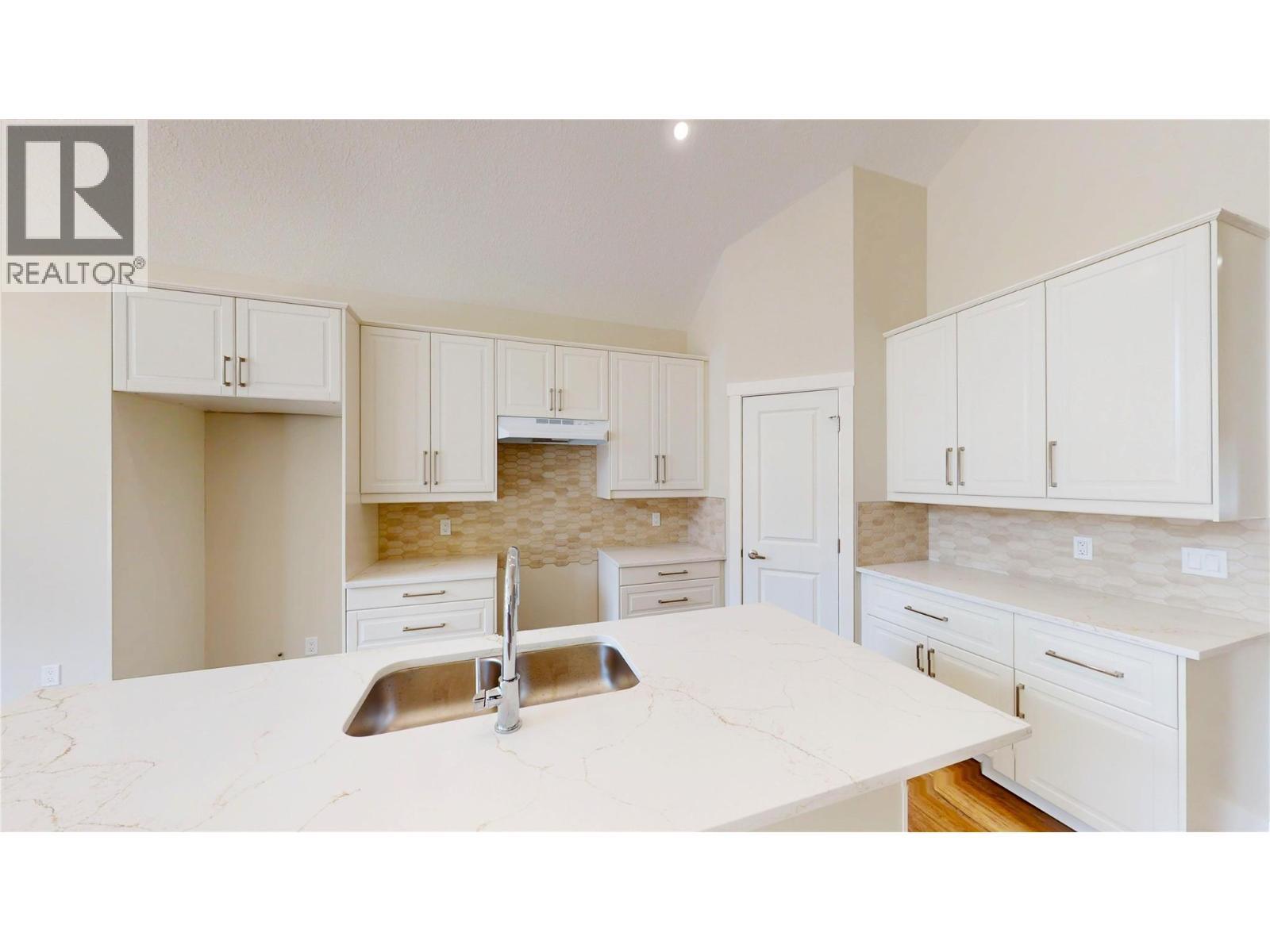 4868 Riverview Drive Unit# 118, Edgewater, BC - Indoor Photo Showing Kitchen With Double Sink