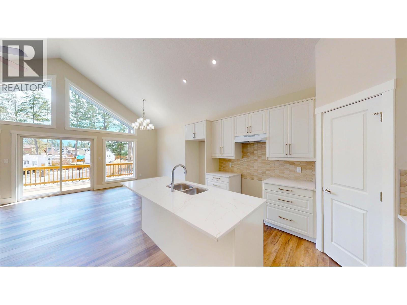 4868 Riverview Drive Unit# 118, Edgewater, BC - Indoor Photo Showing Kitchen With Double Sink