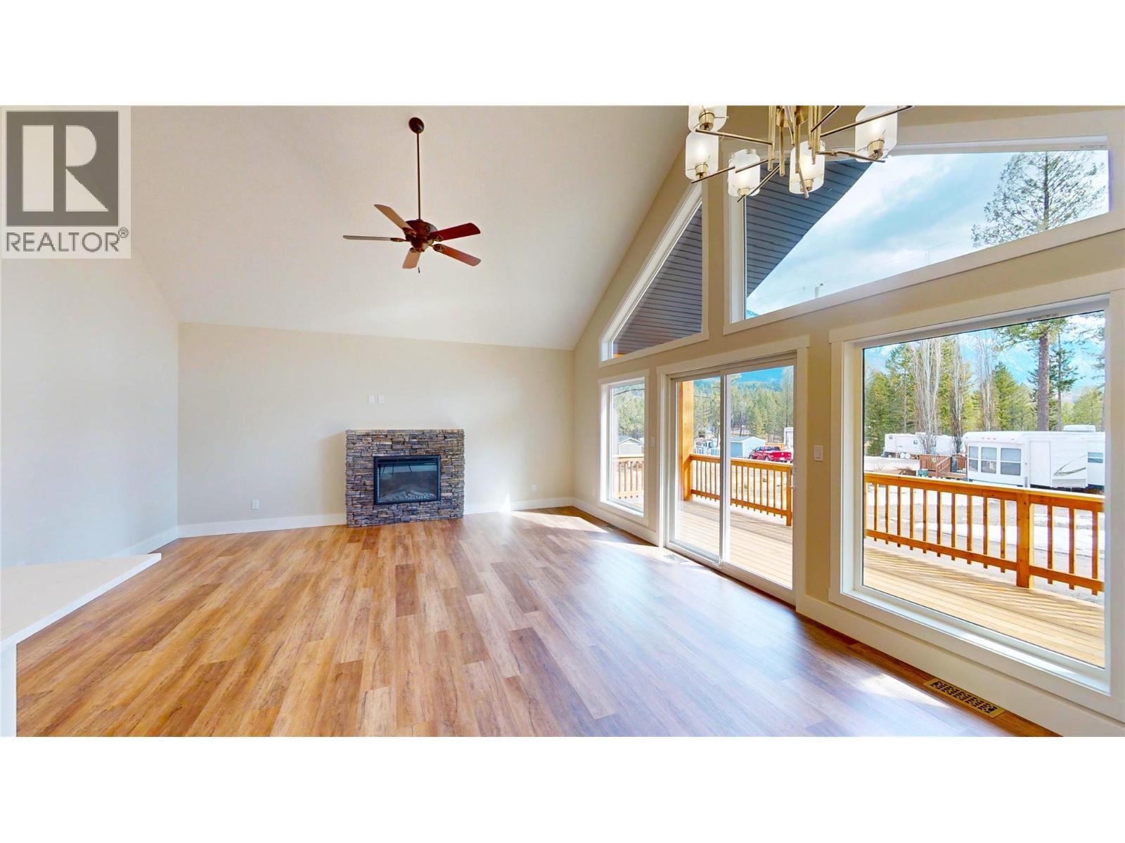 4868 Riverview Drive Unit# 118, Edgewater, BC - Indoor Photo Showing Living Room With Fireplace