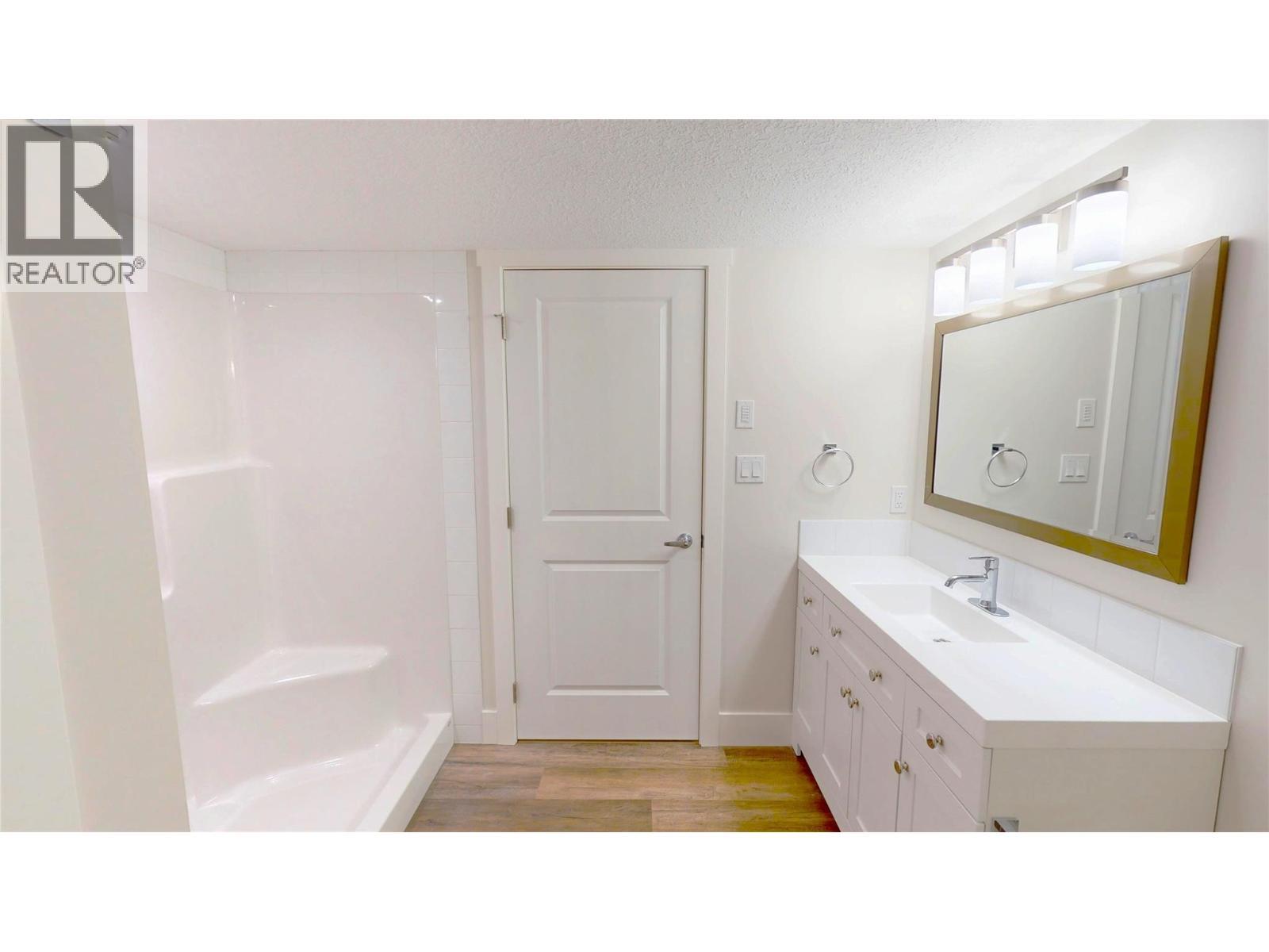 4868 Riverview Drive Unit# 118, Edgewater, BC - Indoor Photo Showing Bathroom
