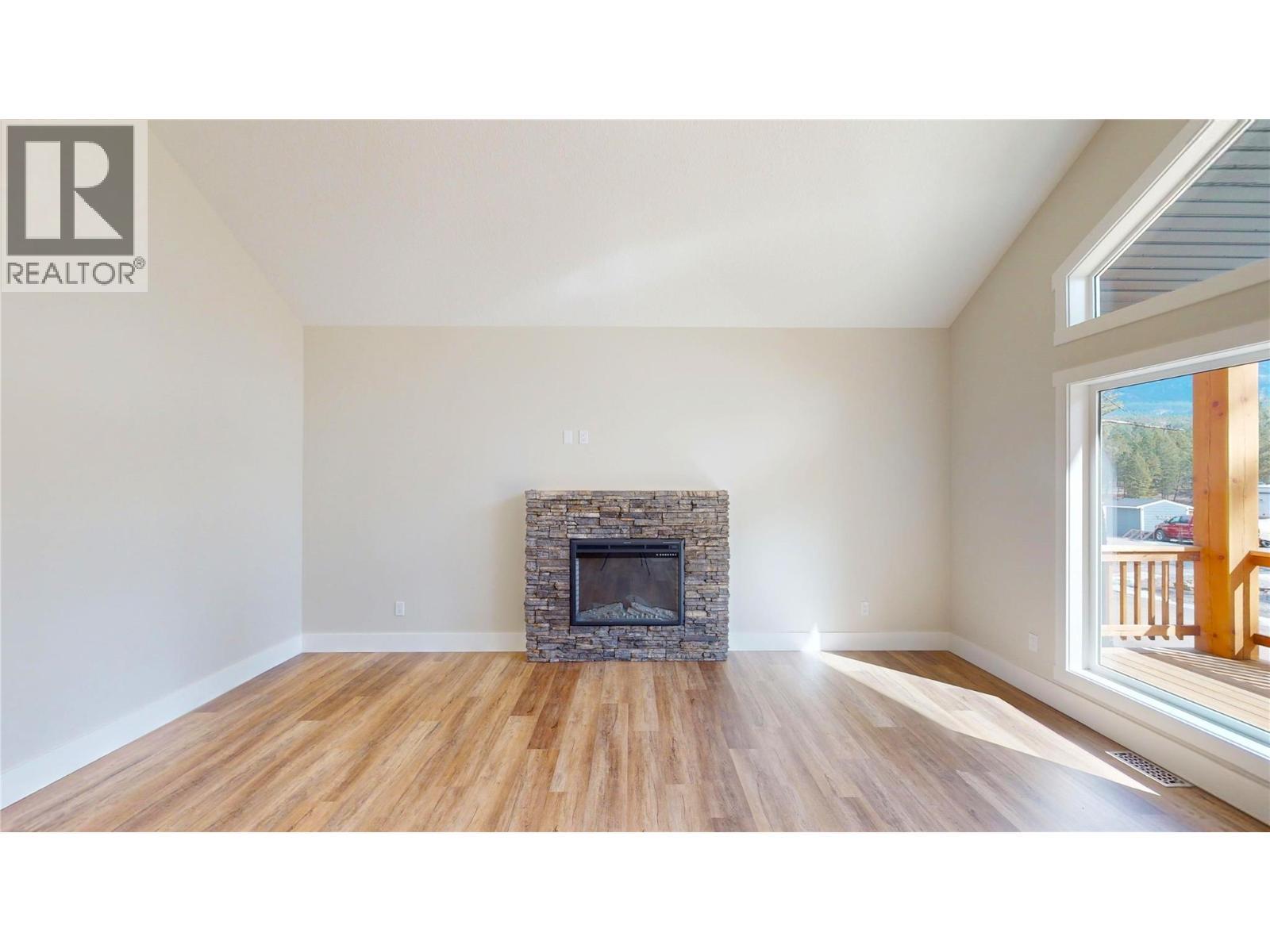 4868 Riverview Drive Unit# 118, Edgewater, BC - Indoor Photo Showing Living Room With Fireplace