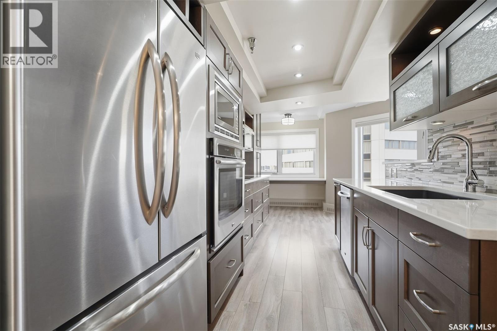 1080 424 Spadina Crescent E, Saskatoon, SK - Indoor Photo Showing Kitchen With Stainless Steel Kitchen With Upgraded Kitchen