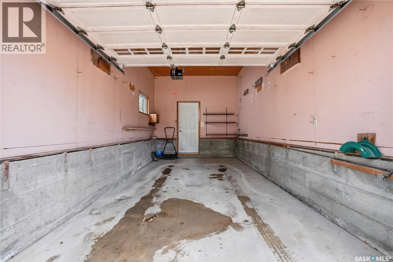 517 Copland Crescent, Saskatoon, SK - Indoor Photo Showing Garage