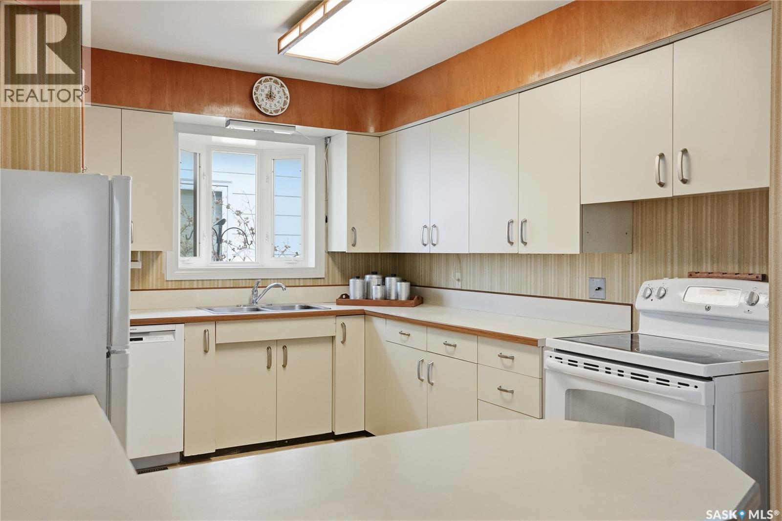 517 Copland Crescent, Saskatoon, SK - Indoor Photo Showing Kitchen With Double Sink