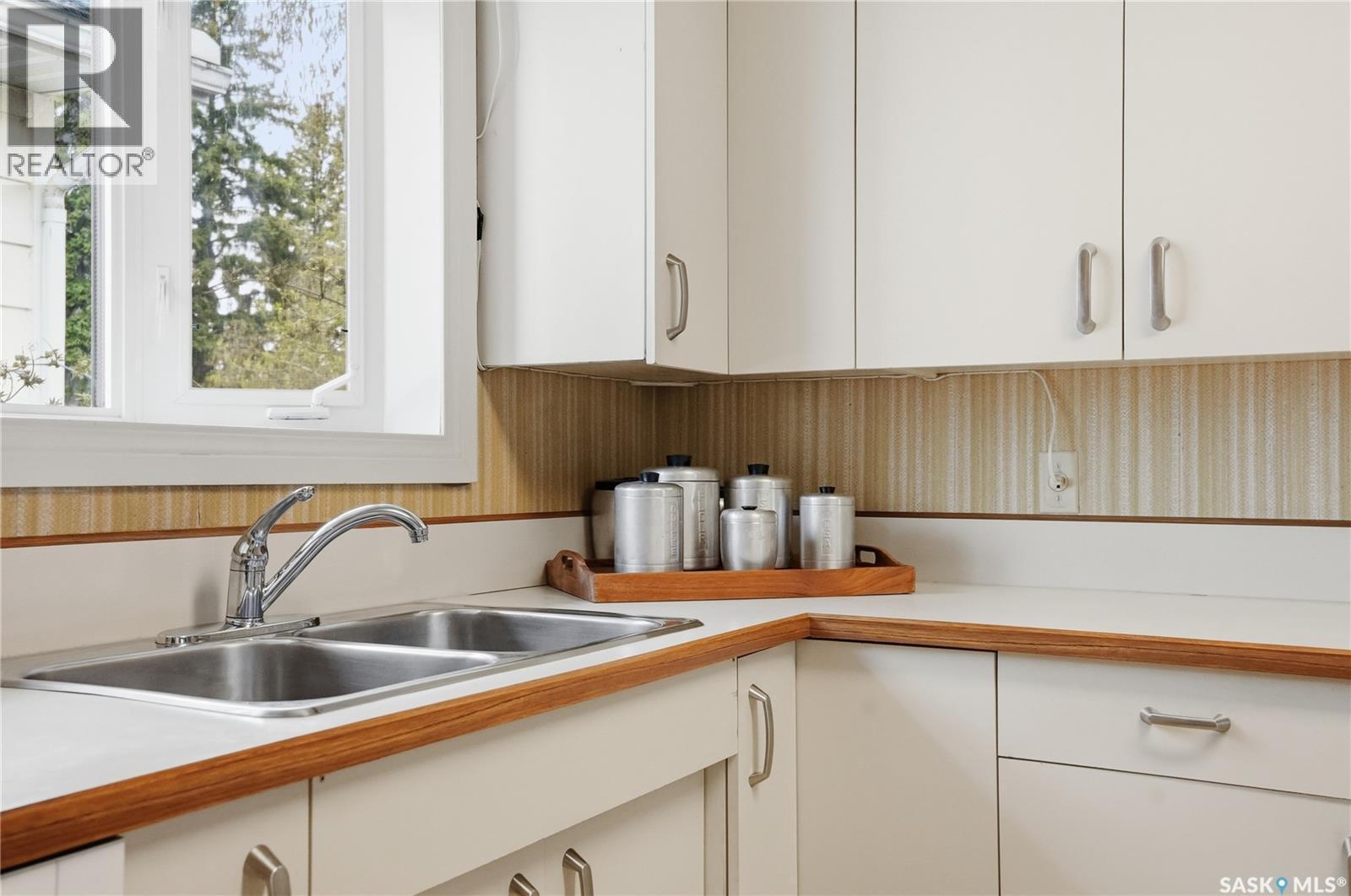 517 Copland Crescent, Saskatoon, SK - Indoor Photo Showing Kitchen With Double Sink