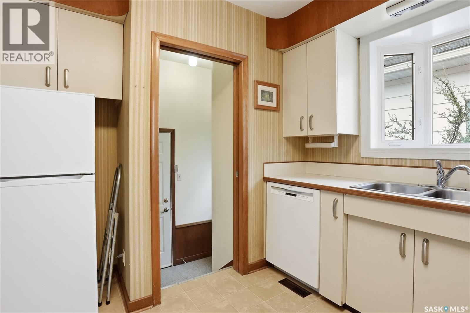 517 Copland Crescent, Saskatoon, SK - Indoor Photo Showing Kitchen With Double Sink