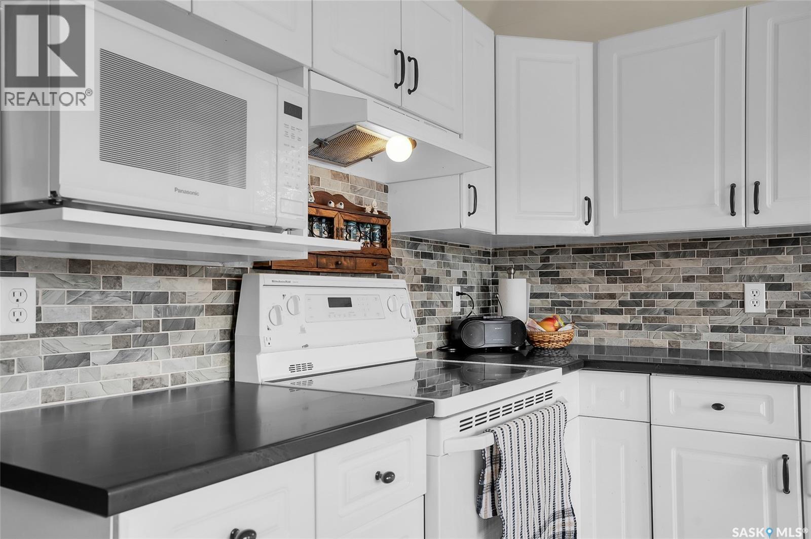 1 135 Pinehouse Drive, Saskatoon, SK - Indoor Photo Showing Kitchen