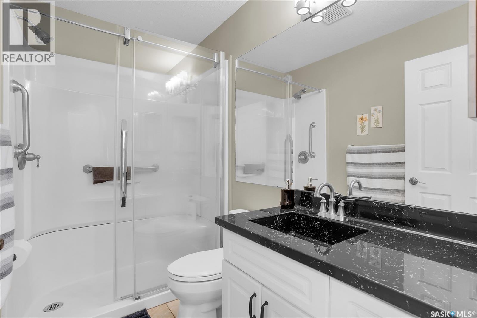 1 135 Pinehouse Drive, Saskatoon, SK - Indoor Photo Showing Bathroom