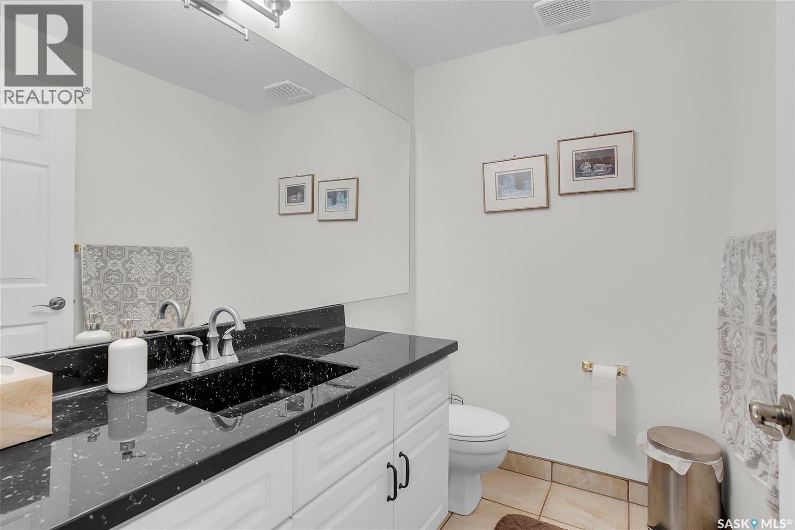 1 135 Pinehouse Drive, Saskatoon, SK - Indoor Photo Showing Bathroom