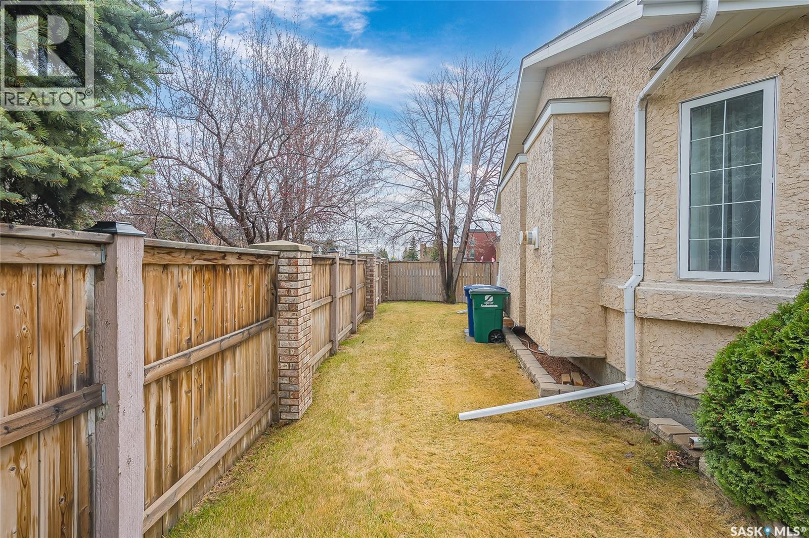 1 135 Pinehouse Drive, Saskatoon, SK - Outdoor