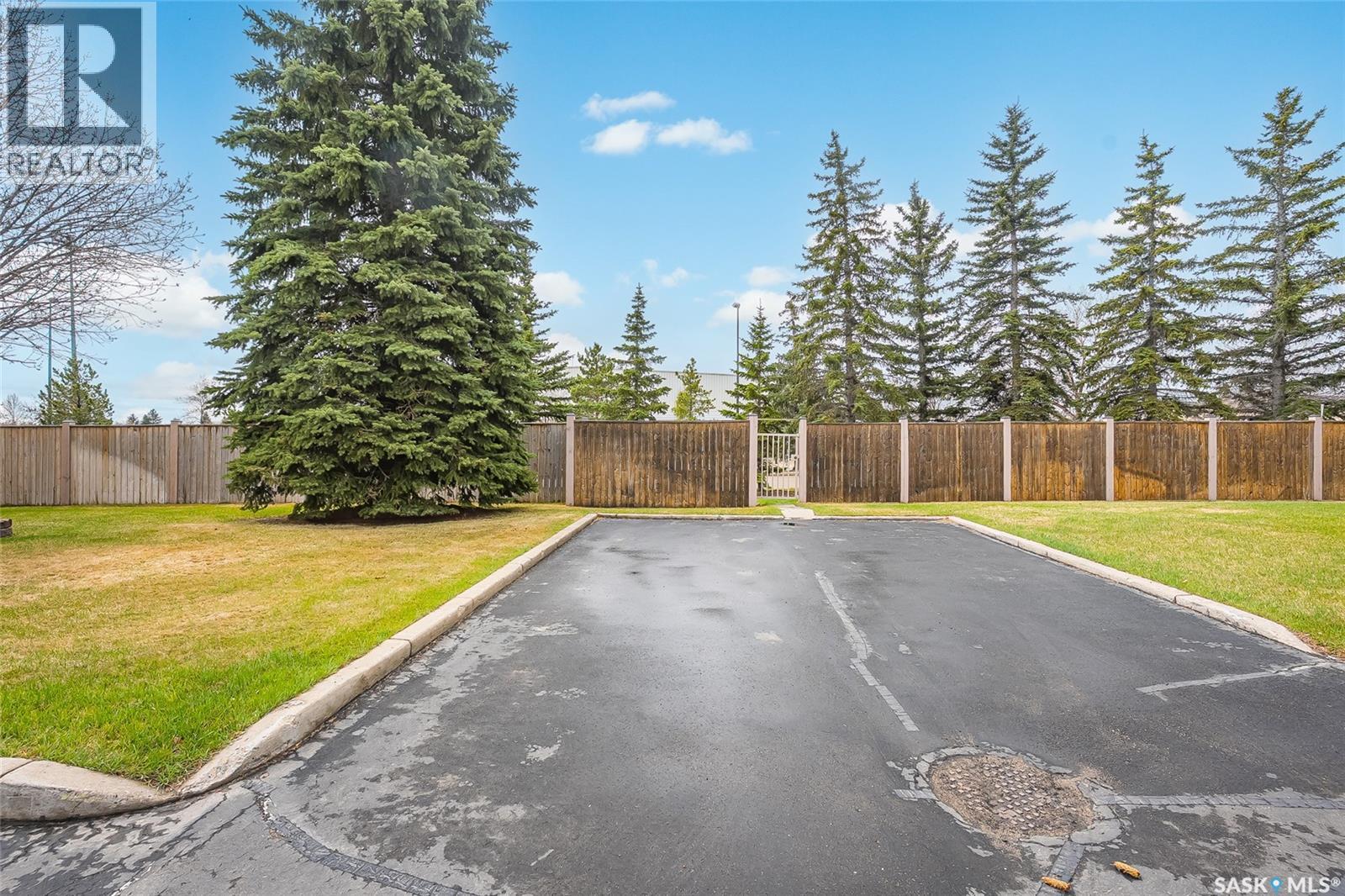 1 135 Pinehouse Drive, Saskatoon, SK - Outdoor