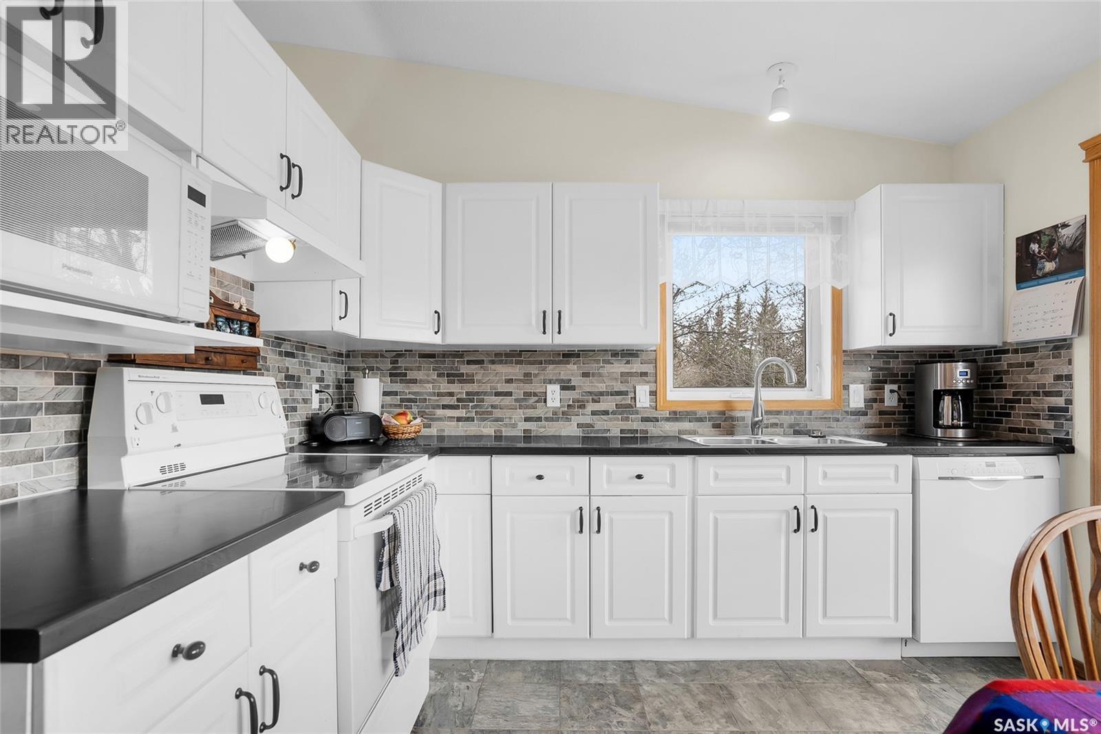1 135 Pinehouse Drive, Saskatoon, SK - Indoor Photo Showing Kitchen