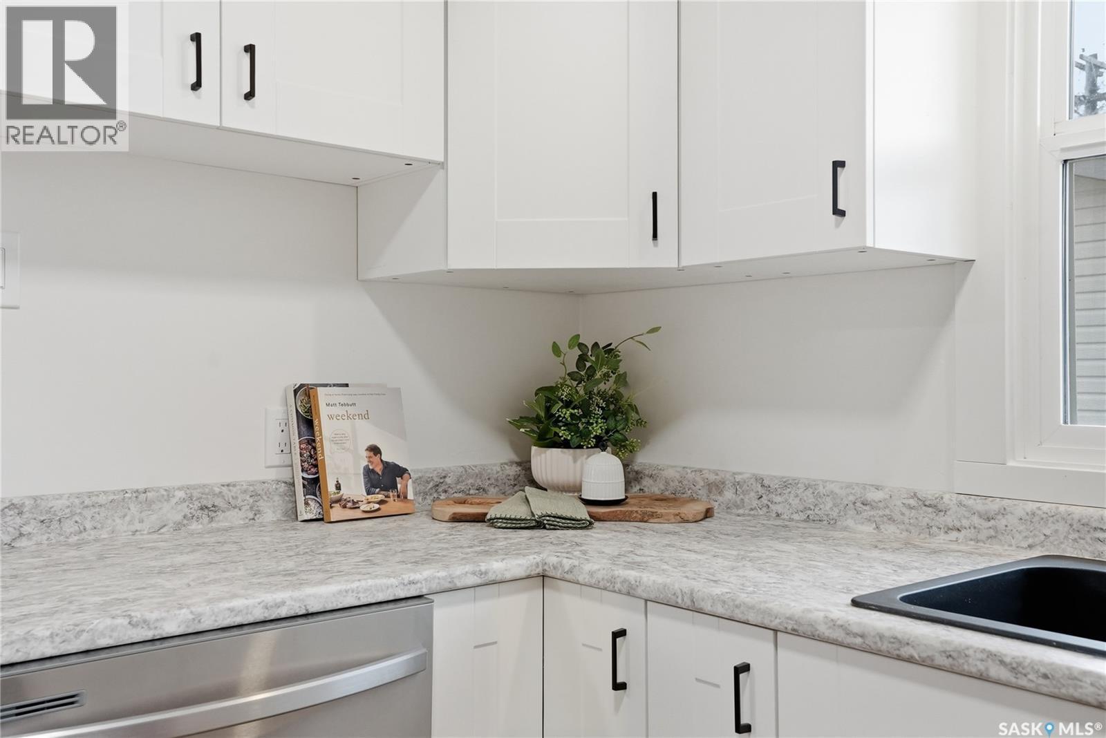 2201 Broadway Avenue, Saskatoon, SK - Indoor Photo Showing Kitchen
