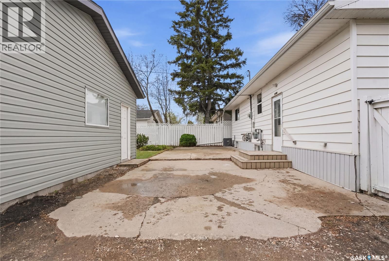 2201 Broadway Avenue, Saskatoon, SK - Outdoor With Exterior