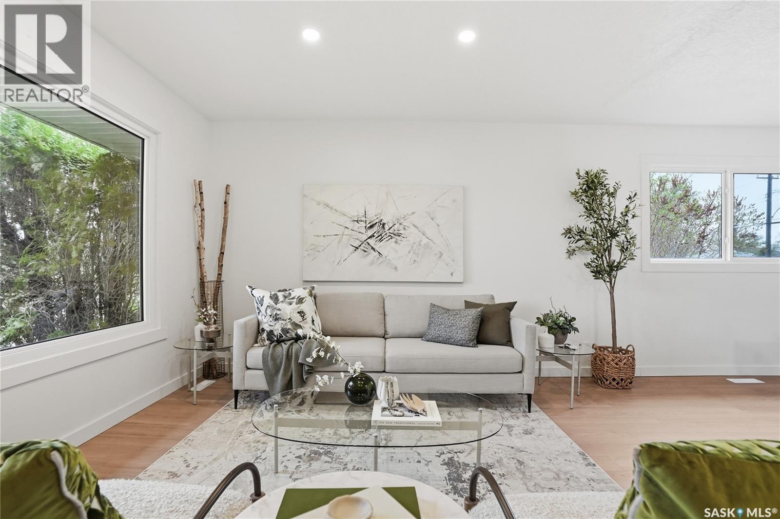 2201 Broadway Avenue, Saskatoon, SK - Indoor Photo Showing Living Room