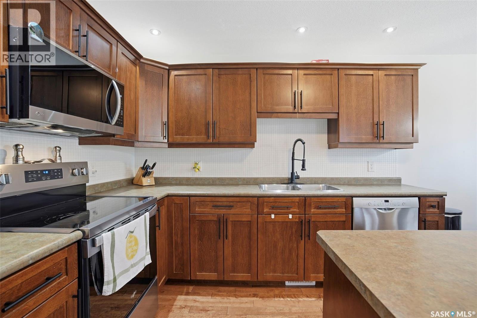21 1600 Muzzy Drive, Prince Albert, SK - Indoor Photo Showing Kitchen With Double Sink