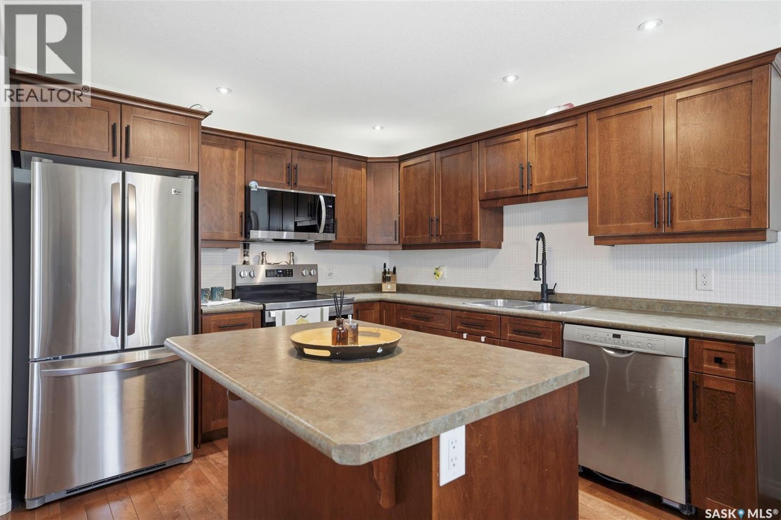 21 1600 Muzzy Drive, Prince Albert, SK - Indoor Photo Showing Kitchen With Double Sink