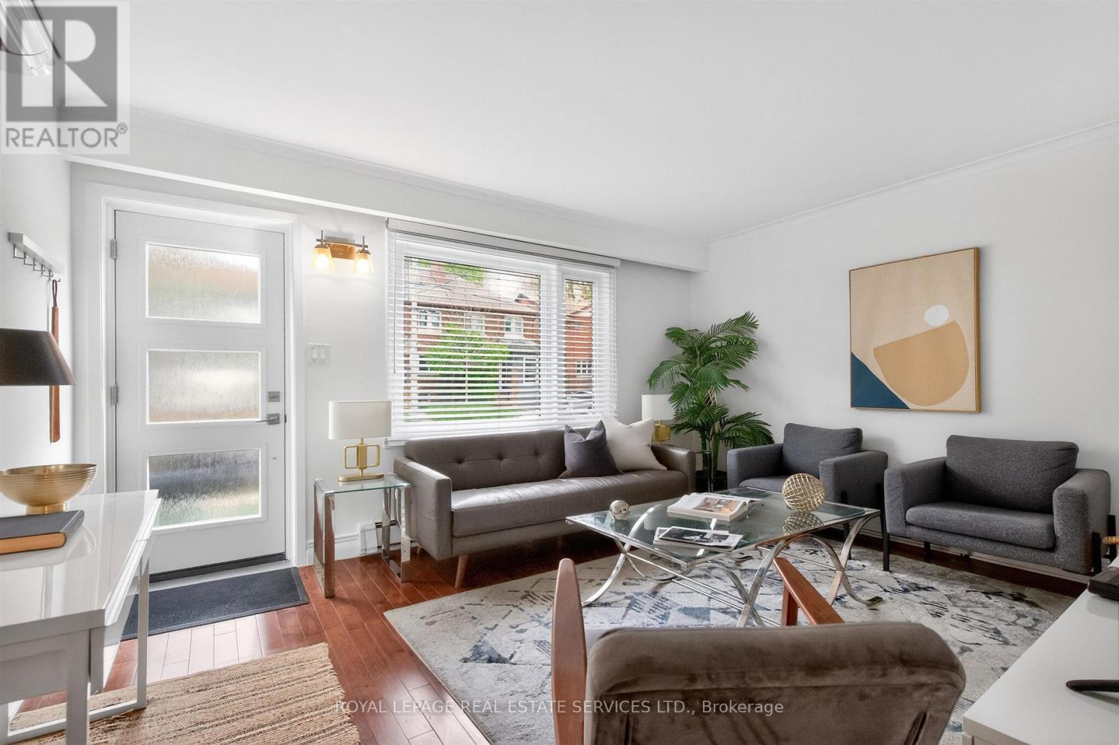 25 Lorindale Avenue, Toronto, ON - Indoor Photo Showing Living Room