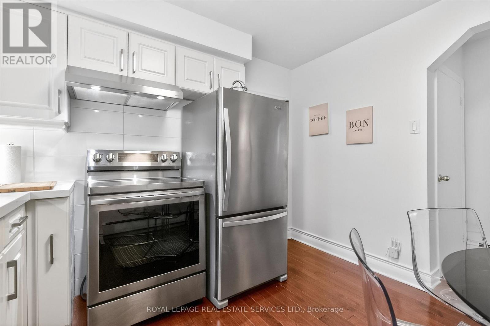 25 Lorindale Avenue, Toronto, ON - Indoor Photo Showing Kitchen