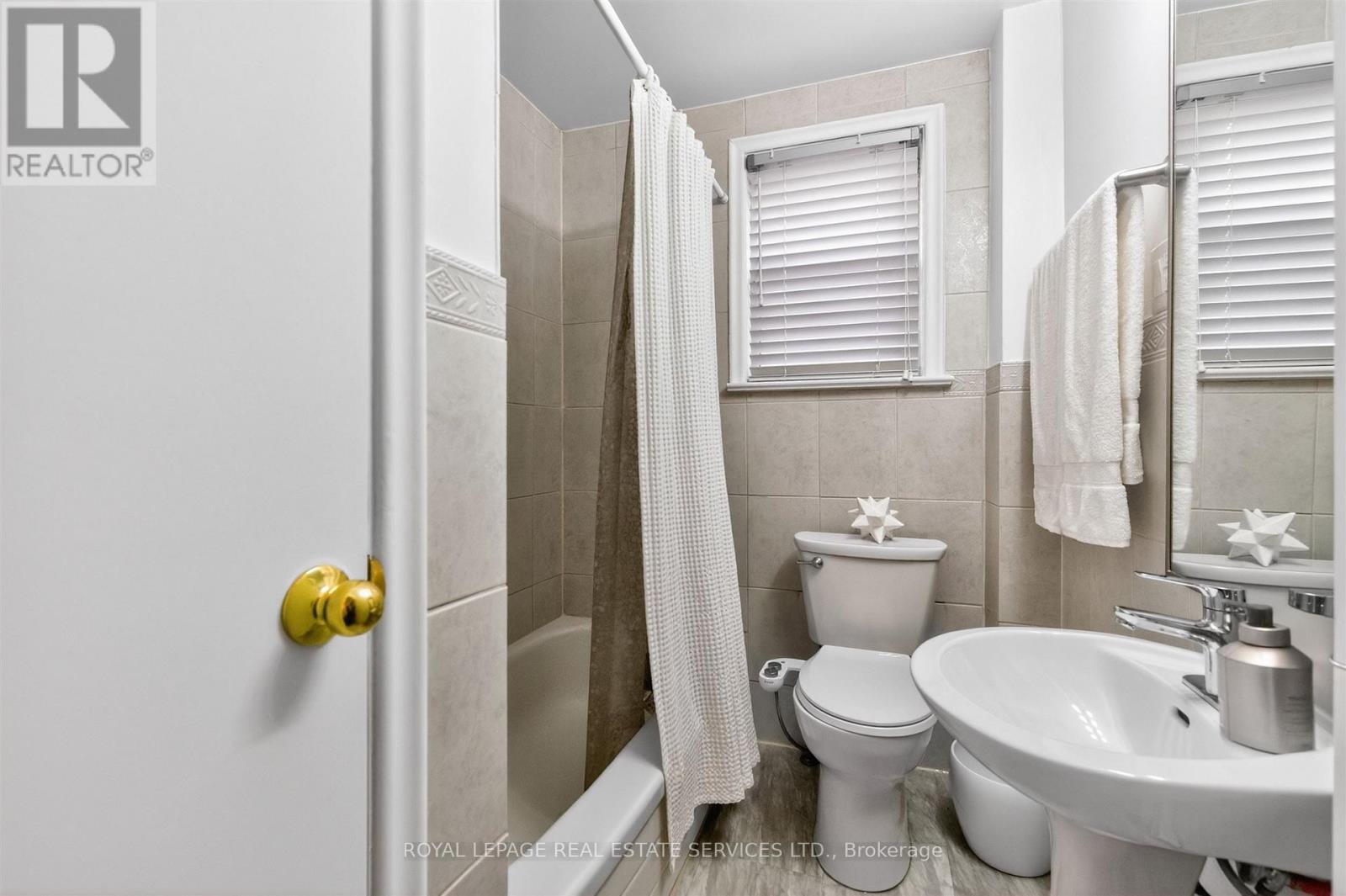 25 Lorindale Avenue, Toronto, ON - Indoor Photo Showing Bathroom
