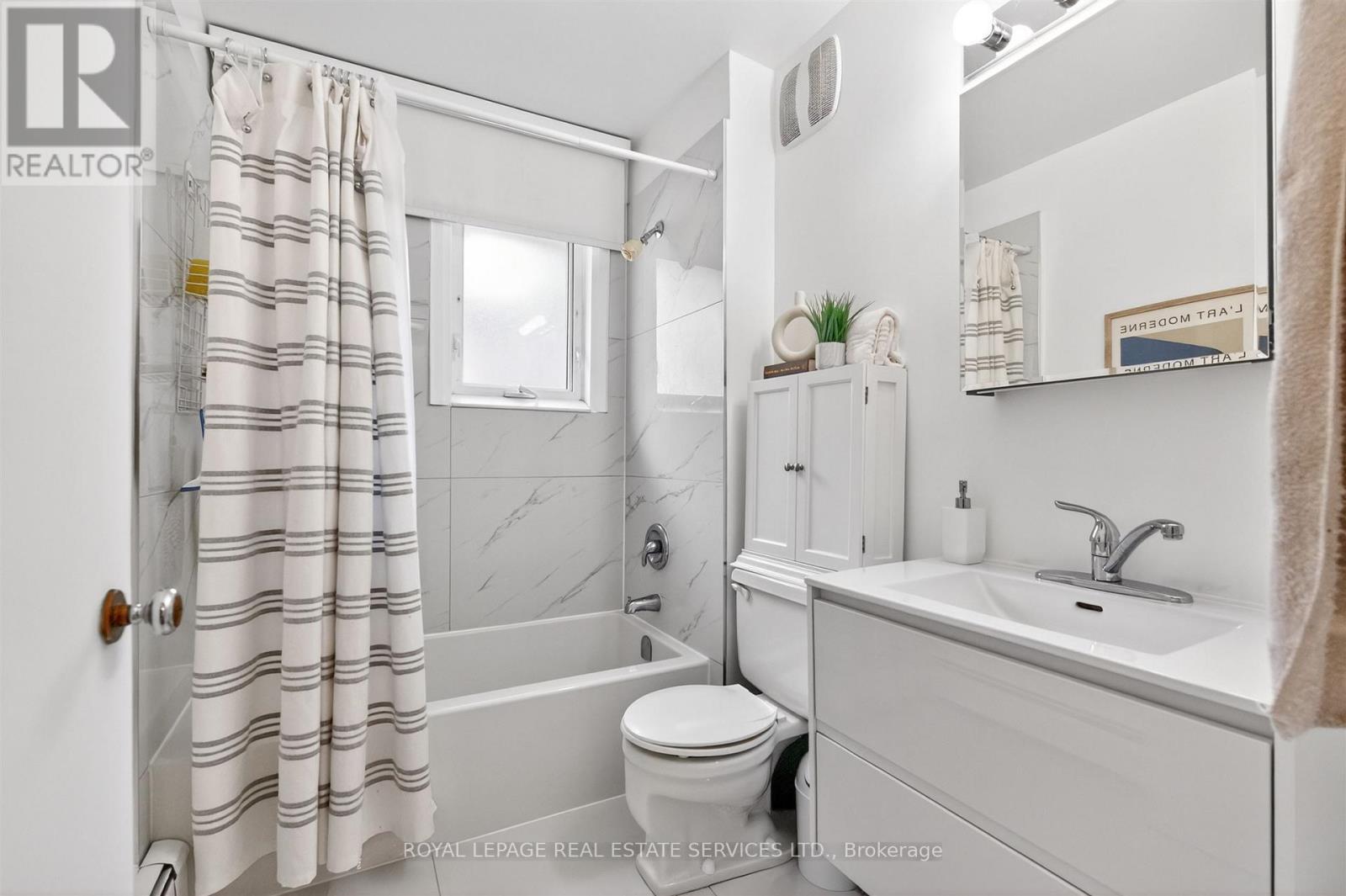25 Lorindale Avenue, Toronto, ON - Indoor Photo Showing Bathroom