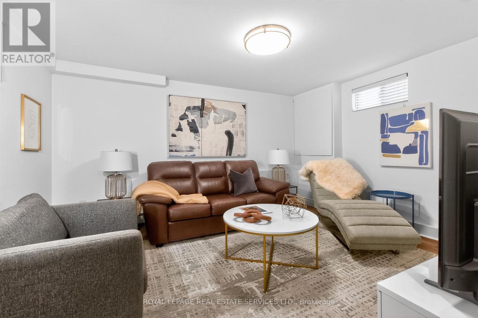 25 Lorindale Avenue, Toronto, ON - Indoor Photo Showing Living Room